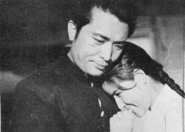 동명 소설을 원작으로 만들어진 영화 '상록수'(1961)에서 신영균이 최은희와 연기 호흡을 맞추고 있다. 한국일보 자료사진