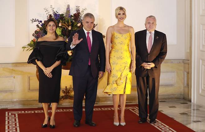 지난 3일(현지시간) 이방카가 콜롬비아 보고타의 콜롬비아 대통령궁을 방문해 기념촬영을 하고 있다. 왼쪽부터 영부인 마리아 줄리아나 루이즈, 이반 듀크 대통령, 이방카, 존 설리번 미 국무부 부장관. [EPA=연합뉴스]