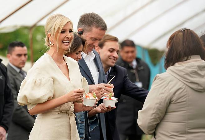 미국 백악관 고문인 이방카가 지난 4일(현지시간) 딸기 농장을 방문해 시식하며 밝게 웃고 있다. [로이터=연합뉴스]