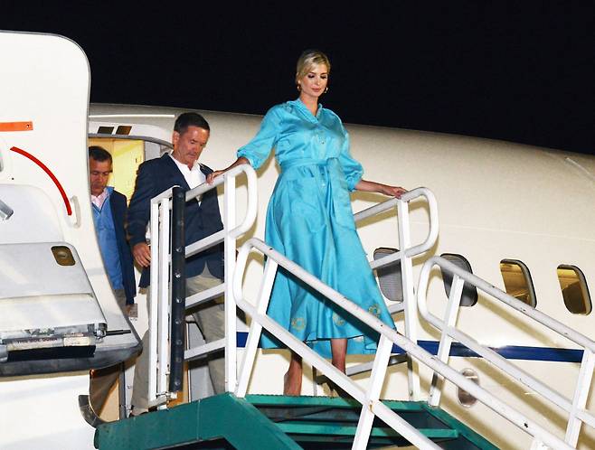 이방카가 지난 4일(현지시간) 아르헨티나 후후이에 도착해 트랩을 내려오고 있다.  [AFP=연합뉴스]