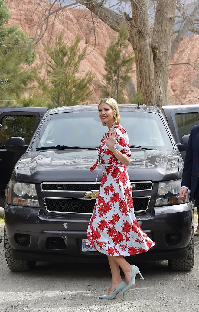 I도널드 트럼프 대통령의 딸이자 백악관 고문인 이방카 트럼프가 지난 5일(현지시간) 아르헨티나 푸라마르카 한 호텔에서 열린 행사를 마친 뒤 자리를 뜨며 손을 흔들고 있다. [AP=연합뉴스]