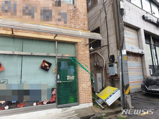 경기 연천서 고정돼 있떤 간판이 바닥으로 추락한 모습.(사진=연천소방서 제공)