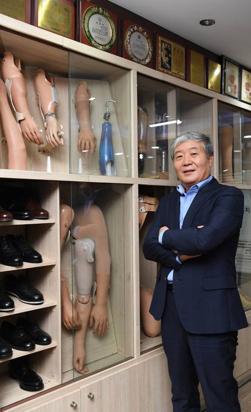 30년 넘게 의수·의족 등 장애인 보장구를 만들어온 선동윤 대표는 인터뷰에서 “비장애인에게는 당연한 손과 발이지만 절단장애인들에게는 평생의 불편이자 한이다. 이분들에게 최적의 새손과 새발을 선물해 잃었던 웃음을 되찾게 해주는 일을 내 생의 복이자 업으로 여기고 있다”며 “복지재단이사장으로서 이들이 비장애인과 동등하게 사회의 일원으로 당당히 살아갈 수 있게 지원하는 방안을 연구하겠다”고 말했다. 남정탁 기자