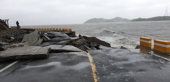 제13호 태풍 '링링'의 영향으로 7일 오전 전남 진도군 의신면 초사리 해안도로가 유실돼 있다. 진도군은 인근 차량 통행을 통제하고 있다.[연합뉴스]