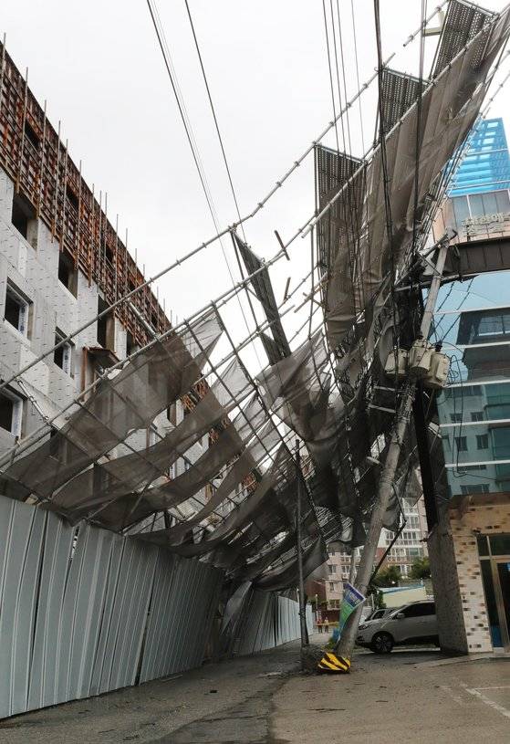 7일 오전 광주 북구 오치동의 한 공사장 가림막이 강풍에 기울어져 있다.[연합뉴스]