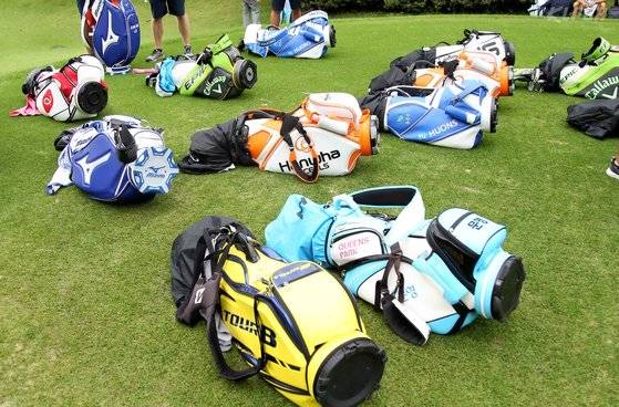 7일 경기도 용인에 위치한 써닝포인트 컨트리클럽에서 열린 '제9회 KG 이데일리 레이디스 오픈 with KFC' 2라운드 경기 도중 강풍으로 대기중인 선수들의 골프백이 놓여 있다. [사진 KLPGA]