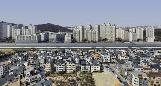 광교 신도시의 모습. Kyungsub Shin, Scrutable No.29, 2016, Pigment Print