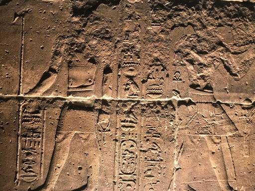 여신이 들려주는 수많은 이야기가 벽면에 부조로 아로새겨져 있다. 가이드의 설명을 더하니 넘치는 이야기가 겹겹이 쌓여 신화 속에 들어와 있는 듯하다.