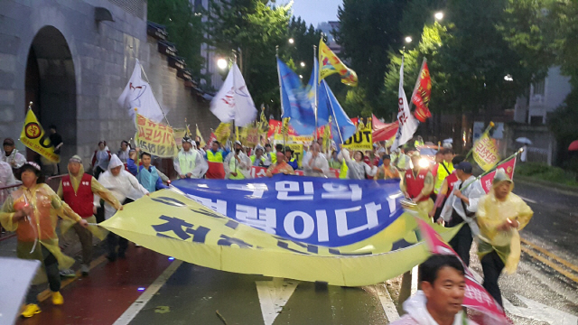 1·2기 신도시 주민들을 비롯해 3기 신도시 전면백지화 연합대책위원회, 공공주택지구 전국연대 대책협의회 등이 지난 7일 서울 종로구에서 가두행진을 진행하고 있다./사진제공=운정신도시연합회