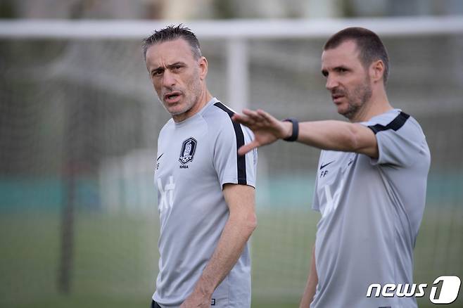 파울루 벤투 축구 국가대표팀 감독이 8일 오후(한국시간) 터키 이스탄불 파티흐 테림 연습경기장에서 코치들과 대화를 하고 있다. 벤투 감독이 이끄는 대표팀은 오는 10일 투르크메니스탄 아시바가트에서 2022 카타르 월드컵 아시아 지역 2차 예선 첫 경기를 치른다. 2019.9.8/뉴스1 © News1 성동훈 기자