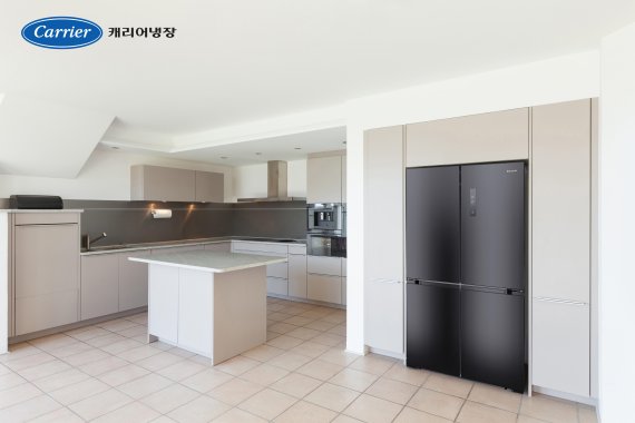 캐리어 클라윈드 4도어 피트인 냉장고 미드나잇 블랙 메탈 색상 모델. 캐리어냉장 제공