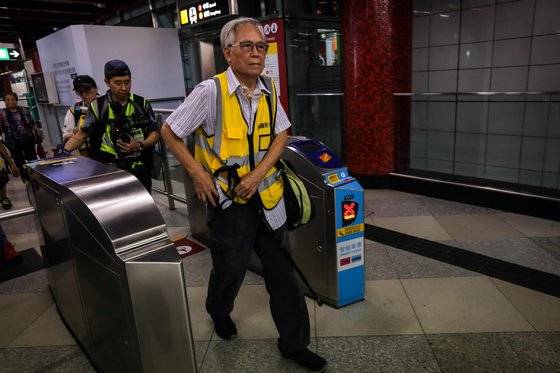 85세 웡 할아버지가 7일(현지시간) 홍콩 라이킹 역으로 들어가고 있다. [AFP=연합뉴스]