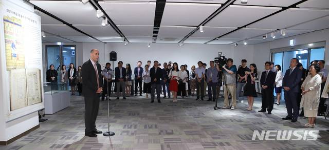 【서울=뉴시스】조수정 기자 = 오타르 베르제니쉬빌리 주한 조지아 대사가 9일 오전 서울 반포동 국립중앙도서관(관장 서혜란.맨 오른쪽)에서 열린 '호랑이 가죽을 두른 용사-한권의 책으로 유럽과 아시아를 잇다' 전시 개막식에서 인사말 하고 있다. 2019.09.09. chocrystal@newsis.com