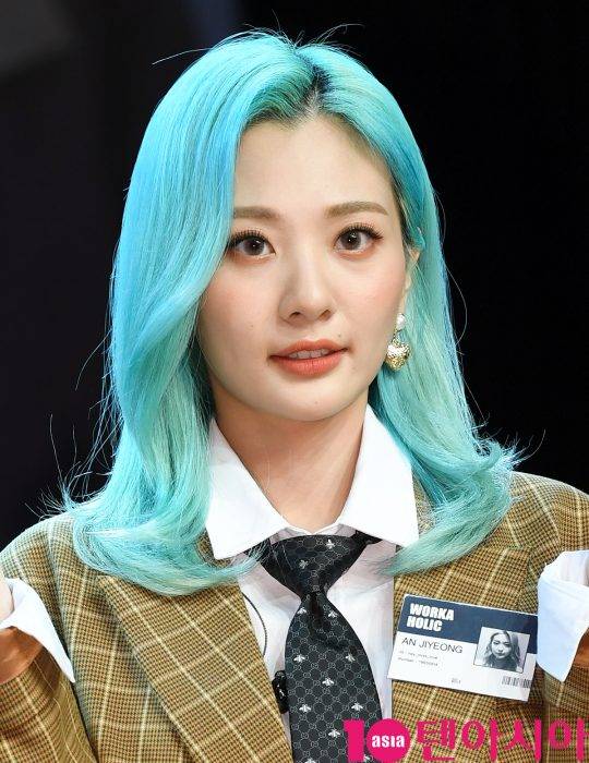 여성 듀오 볼빨간 사춘기(안지영,우지윤) 안지영이 10일 서울 강남구 청담동 일지아트홀에서 열린 새 미니앨범 ’Two Five’ 발매 기념 쇼케이스에 참석하고 있다.