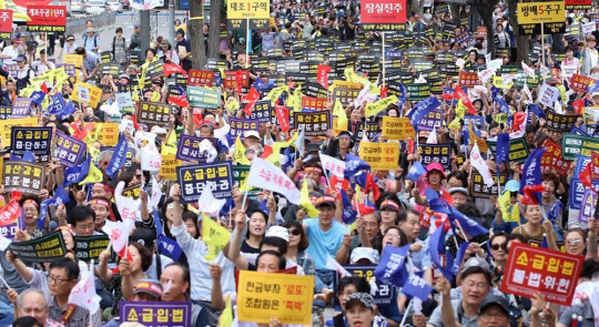 지난 9일 서울 세종문화회관 옆 소공원에서 열린 '분양가상한제 소급적용 저지 재개발·재건축 조합원 총궐기대회' 참가 조합원들이 구호를 외치고 있다.<연합뉴스>