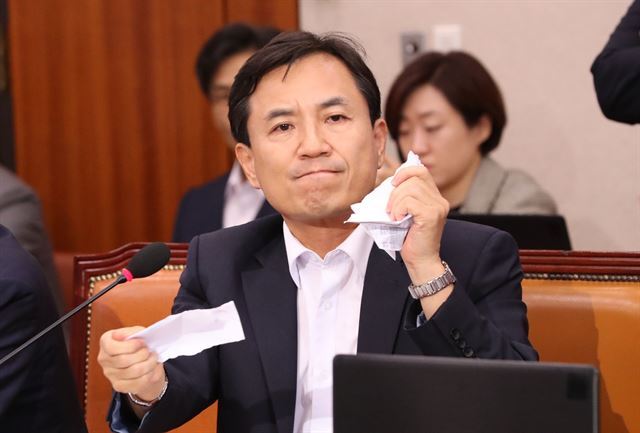 김진태 자유한국당 의원이 6일 오후 국회에서 열린 인사청문회에서 조국 당시 법무부 장관 후보자가 제출한 가족관계증명서를 찢어버리고 있다. 연합뉴스