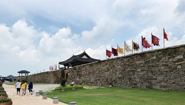 해미읍성 정문인 진남문 부근 성벽. 평지에 쌓은 성이라 위압감이 없고 이웃집 담장처럼 푸근하다.