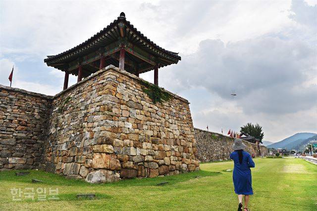 해미읍성은 1973년부터 복원 사업을 진행해 현재 안팎이 깔끔한 관광지로 변해 있다.