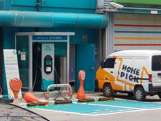 서울 중구 초동 GS칼텍스 초동주유소에 설치된 전기차 충전기. 옆으로 편의점 택배 서비스인 홈픽의 차량이 보인다. GS칼텍스는 직영점 14곳에서 전기차 충전기 16기를 운영하고 있다. 임성빈 기자