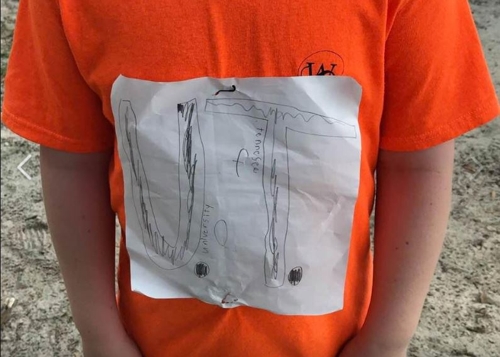 미국의 한 초등학생이 지난 2일 학교에 처음 입고 온 '수제' 테네시주립대 티셔츠 [로라 스나이더 교사 페이스북 갈무리=연합뉴스]