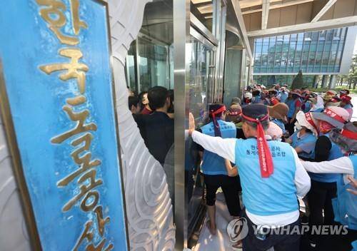 톨게이트 노조원, 김천 도로공사 본사 점거 농성 (김천=연합뉴스) 김현태 기자 = 10일 오전 경북 김천시 한국도로공사 본사에서 톨게이트 요금 수납원 노조원들이 직접 고용을 요구하며 본사 진입을 시도하고 있다. 앞서 전날 본사에 진입한 일부 노조원들은 건물 내에서 점거 농성 중이다. 2019.9.10 mtkht@yna.co.kr