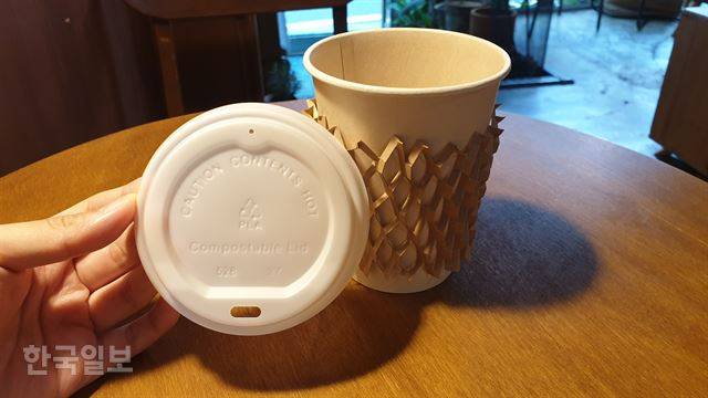 카페 여름의 테이크아웃 잔. 차가운 음료의 경우에도 종이컵에 테이크아웃하게끔 돼있다. 뚜껑은 생분해되는 플라스틱이다. 조소진 기자