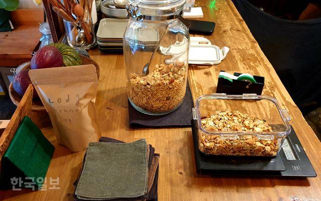 카페 롯지의 그레놀라 소분 모습. 대부분의 손님이 원하는 용기를 가져와 구매해간다. 조소진 기자
