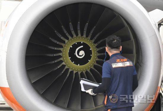 정비사가 승객의 안전을 위해 비행기 엔진을 살피고 있다. 새가와서 부딪히지는 않았는지 스크래치가 생기진 않았는지 확인한다. 승객의 안전을 위해서 꼼꼼한 검사가 필수다.