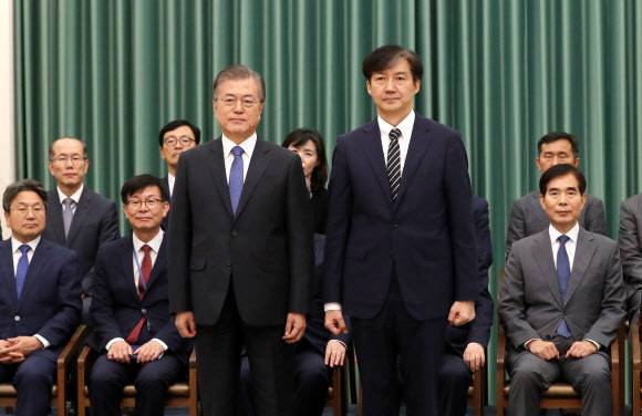 문 대통령, 조국 법무부 장관과 기념촬영 - 문재인 대통령이 9일 오후 청와대에서 조국 신임 법무부 장관에게 임명장을 수여한 뒤 기념촬영 하고 있다. 2019.9.9 연합뉴스