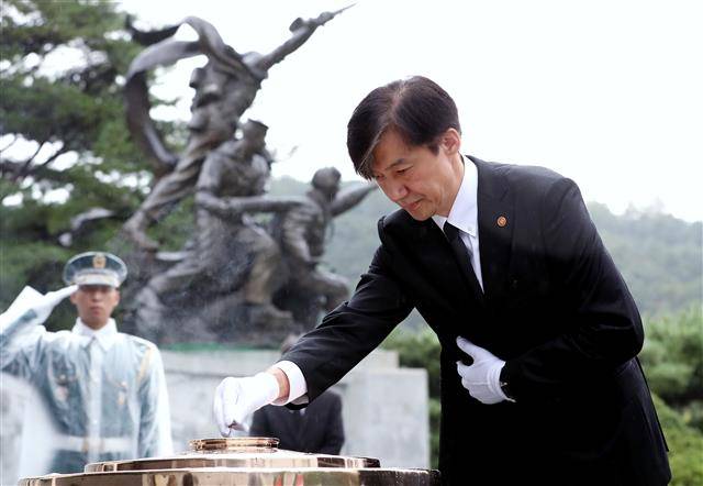 - 조국 신임 법무부 장관이 10일 오전 서울 동작구 국립서울현충원을 찾아 현충탑에 분향하고 있다.뉴스1