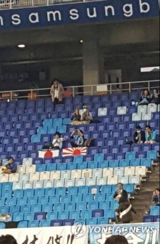 2017년 4월 수원월드컵경기장에서 치러진 수원 삼성-가와사키 프론탈레의 2017 아시아축구연맹(AFC) 챔피언스리그 조별리그 G조 5차전을 앞두고 관중석에 내걸린 전범기. [연합뉴스]