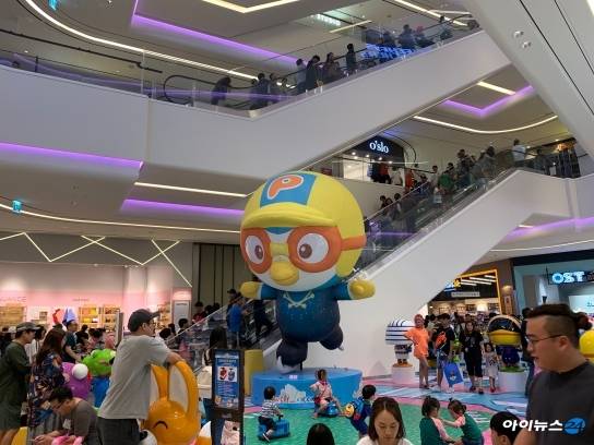 '스타필드시티 부천' 메장 안에 들어서면 거대한 뽀로로 인형이 방문객을 맞는다. [사진=이현석기자]