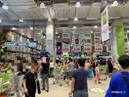 방문객들로 인산인해를 이루고 있는 스타필드시티 부천 지하의 이마트 트레이더스 매장 입구. 전면에 '태권 V' 인형이 보인다.  [사진=이현석기자]