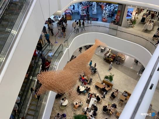 4층 에스컬레이터 위에서 내려다 본 스타필드시티 부천 전경. [사진=이현석기자]