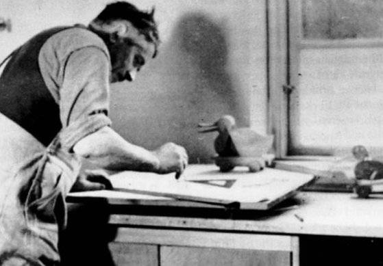 레고 창업자 올레 커크크리스티아센이 나무로 만들 장난감 도안을 하고 있다.