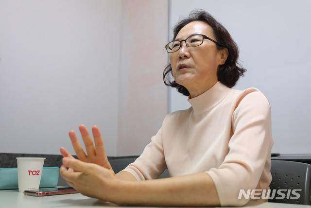 【서울=뉴시스】배훈식 기자 = 정혜경 박사가 지난 4일 서울 서초구 토즈에서 지승호 인터뷰 전문 작가와 '반일 종족주의' 등에 대해 인터뷰를 하고 있다. 2019.09.13. dahora83@newsis.com
