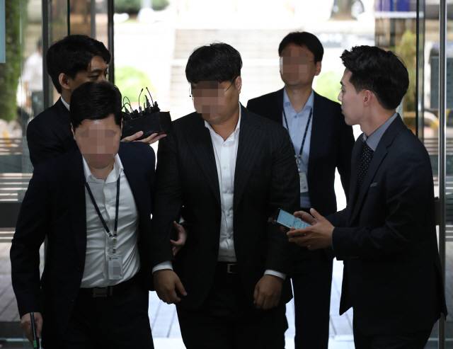 조국 법무부 장관 가족이 투자한 사모펀드 운용사인 코링크프라이빗에쿼티(코링크) 이모 대표가 11일 오전 구속 전 피의자 심문(영장실질심사)을 받기 위해 서초구 서울중앙지법으로 들어서고 있다./연합뉴스