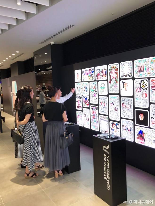 일본 도쿄 하라주쿠에 위치한 갤럭시 하라주쿠에서 고객들이 갤럭시노트의 S펜 기능에 대해 설명을 듣고 있는 모습/사진=이정혁 기자