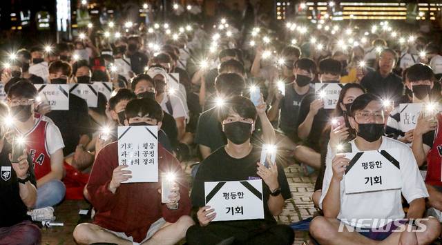 【서울=뉴시스】김병문 기자 = 지난 6일 오후 서울 성북구 고려대학교 민주광장에서 열린 '고려대학교 3차 집회'에 참가한 학생들이 조국 법무부 장관 후보자 딸 입시특혜 의혹을 규탄하며 휴대폰 불빛을 비추고 있다. 2019.09.06.  dadazon@newsis.com