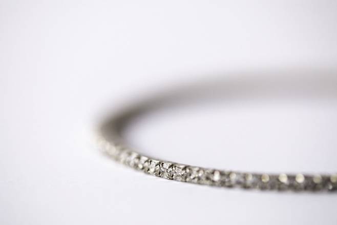 TV홈쇼핑 채널, 온라인 쇼핑몰 등에서 네오디뮴 건강 목걸이와 팔찌가 근육통 완화와 혈액순환 촉진 등 효과가 있다고 광고하고 있다. 게티이미지뱅크