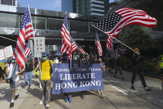 15일 홍콩에서 열린 송환법 반대 시위에서 시위대들이 미국 성조기와 '트럼프 대통령 홍콩을 해방해주세요' 라는 글귀의 플래카드를 들고 행진하고 있다.[EPA=연합뉴스]