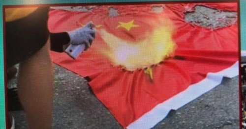 중국 오성홍기에 불을 붙이는 홍콩 시위대.[SCMP 캡처]