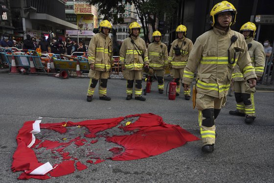 15일 홍콩 시위 현장에 불에 타 버린 채 남겨 져 있는 중국 오성홍기의 모습.[AP=연합뉴스]