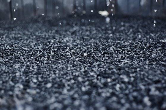 차콜멜로잉통으로 한 방울씩 떨어지는 잭다니엘스 위스키 스피릿. [사진 브라운 포맨]