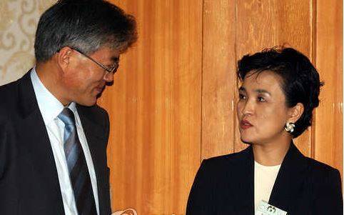 Then-senior presidential secretary for civil affairs Moon Jae-in (left, incumbent President of South Korea) talks with then-Justice Minister Kang Kum-sil at Cheong Wa Dae in April 2003. They pushed for a prosecution reform under the initiative of then-President Roh Moo-hyun, but failed to attain their goal in the backlash from right-wing politicians and a group of senior prosecutors. (Yonhap)