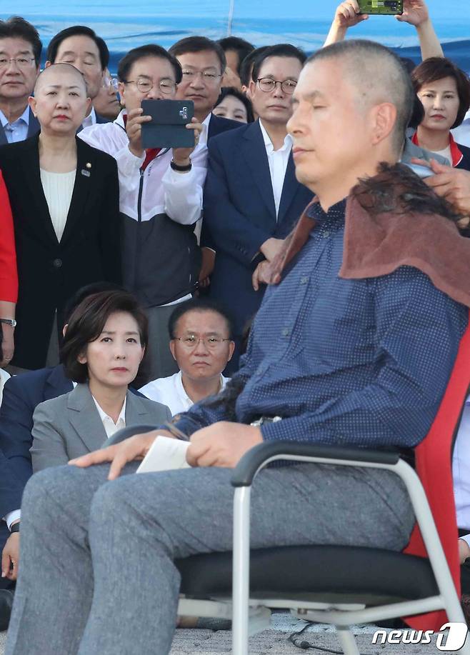 황교안 자유한국당 대표가 지난 16일 서울 청와대 분수대 앞에서 조국 법무부 장관 임명에 반발하며 삭발을 하고 있다. 아래쪽은 나경원 원내대표. 2019.9.16/뉴스1 © News1 김명섭 기자