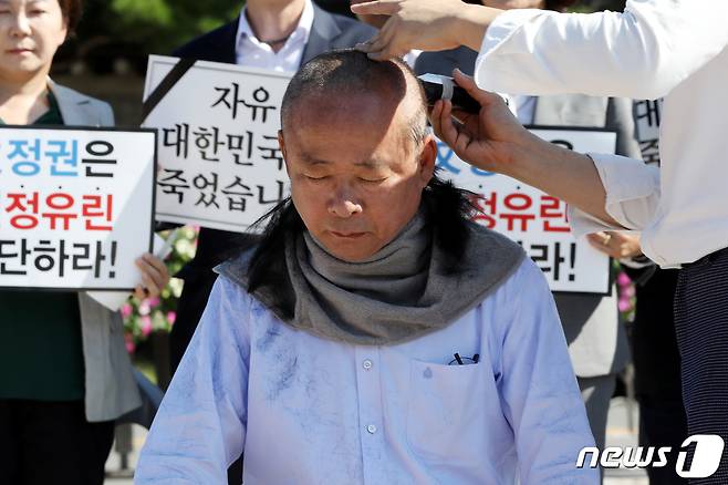 국회부의장인 이주영 자유한국당 의원이 18일 오전 청와대 분수대 앞에서 열린 당대표 및 최고위원-중진의원 연석회의에서 삭발식을 하고 있다.2019.9.18/뉴스1 © News1 이광호 기자