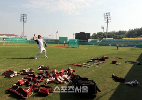 KIA 선수들이 5일 군산월명야구장 넥센과의 경기전 장비를 말리고있다. | 최승섭기자 thunder@sportsseoul.com
