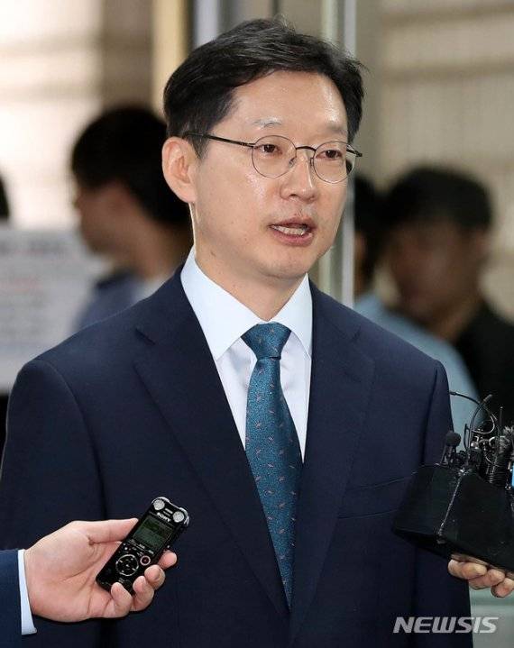 김경수 경남도지사가 19일 오후 서울 서초구 서울중앙지방법원에서 '드루킹 댓글 조작 사건'과 관련 항소심 11차 공판에 출석하며 취재진 질문에 답변하고 있다./사진=뉴시스