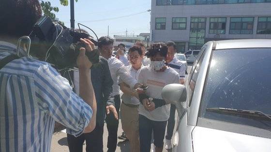 전북 익산의 한 원룸에서 20대 지적장애 여성을 살해한 뒤 야산에 암매장한 혐의를 받는 피의자 중 1명이 19일 법원에서 구속 전 피의자 심문(영장실질심사)을 받고 군산경찰서로 들어가고 있다. [뉴스1]